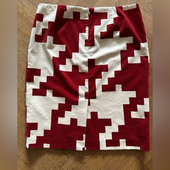 Trina Turk Los Angeles Abstract Red and Cream
Velveteen Stretch Skirt - Size 6 - Picture 5 of 5